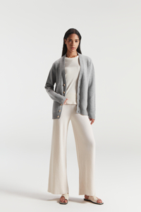 Cardigan gris du cou cachemire en cachette en c pur pour femmes