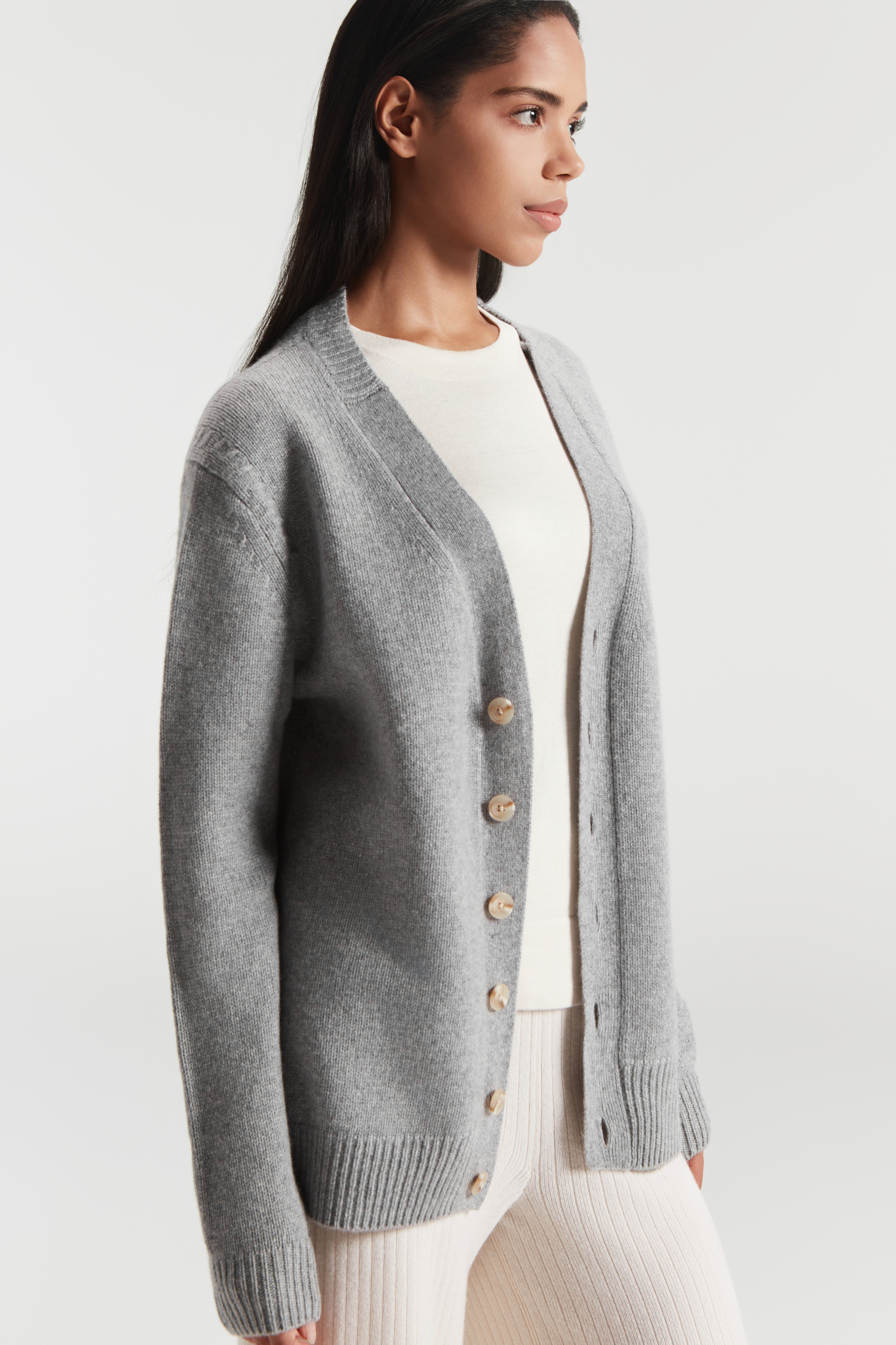 Cardigan gris du cou cachemire en cachette en c pur pour femmes