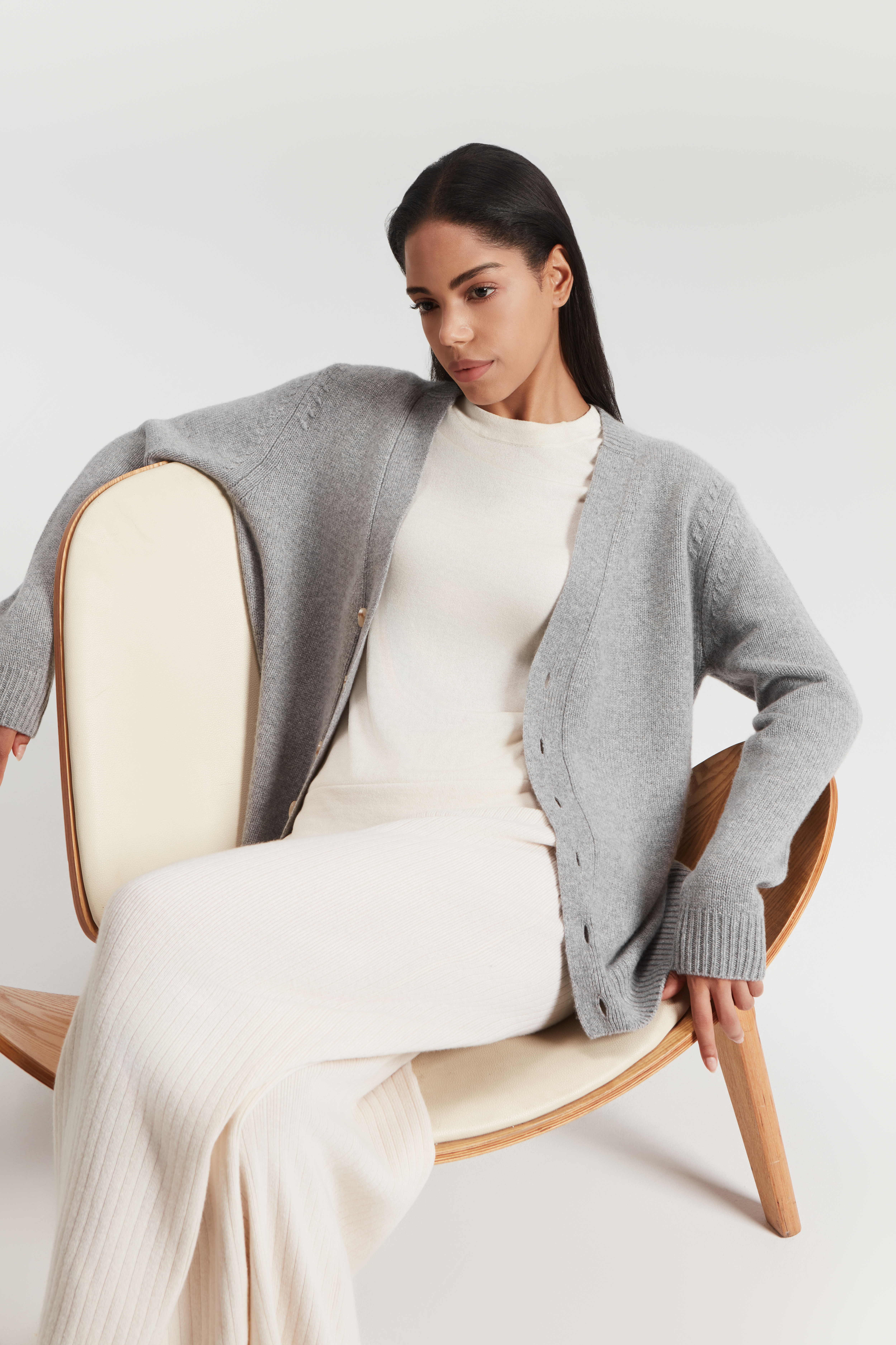 Cardigan gris du cou cachemire en cachette en c pur pour femmes