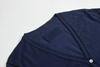 Cardigan de cachemire de la marine classique