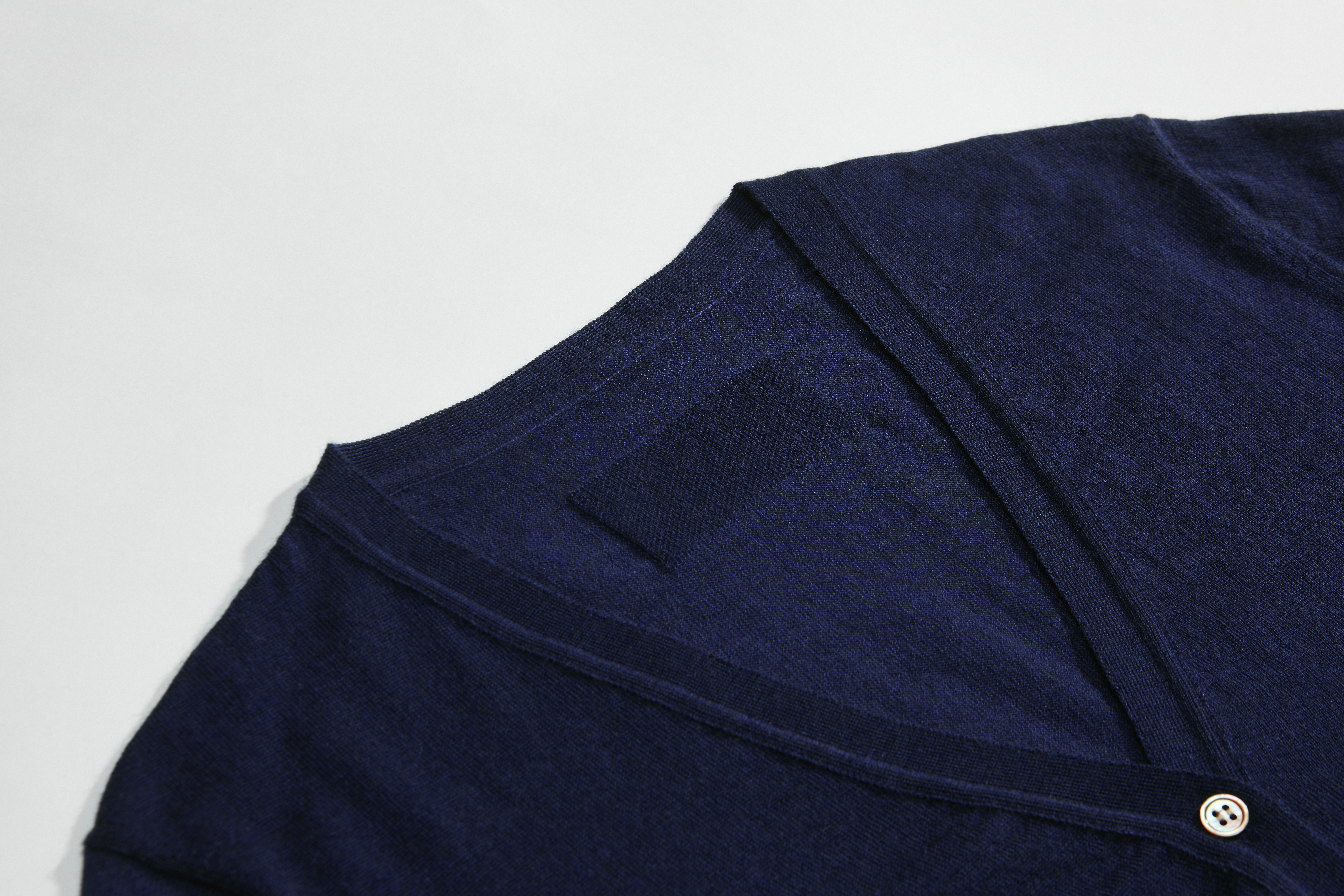 Cardigan de cachemire de la marine classique