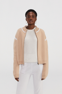 Veste de bombardier en tricot en cachemire beige avec garniture blanche