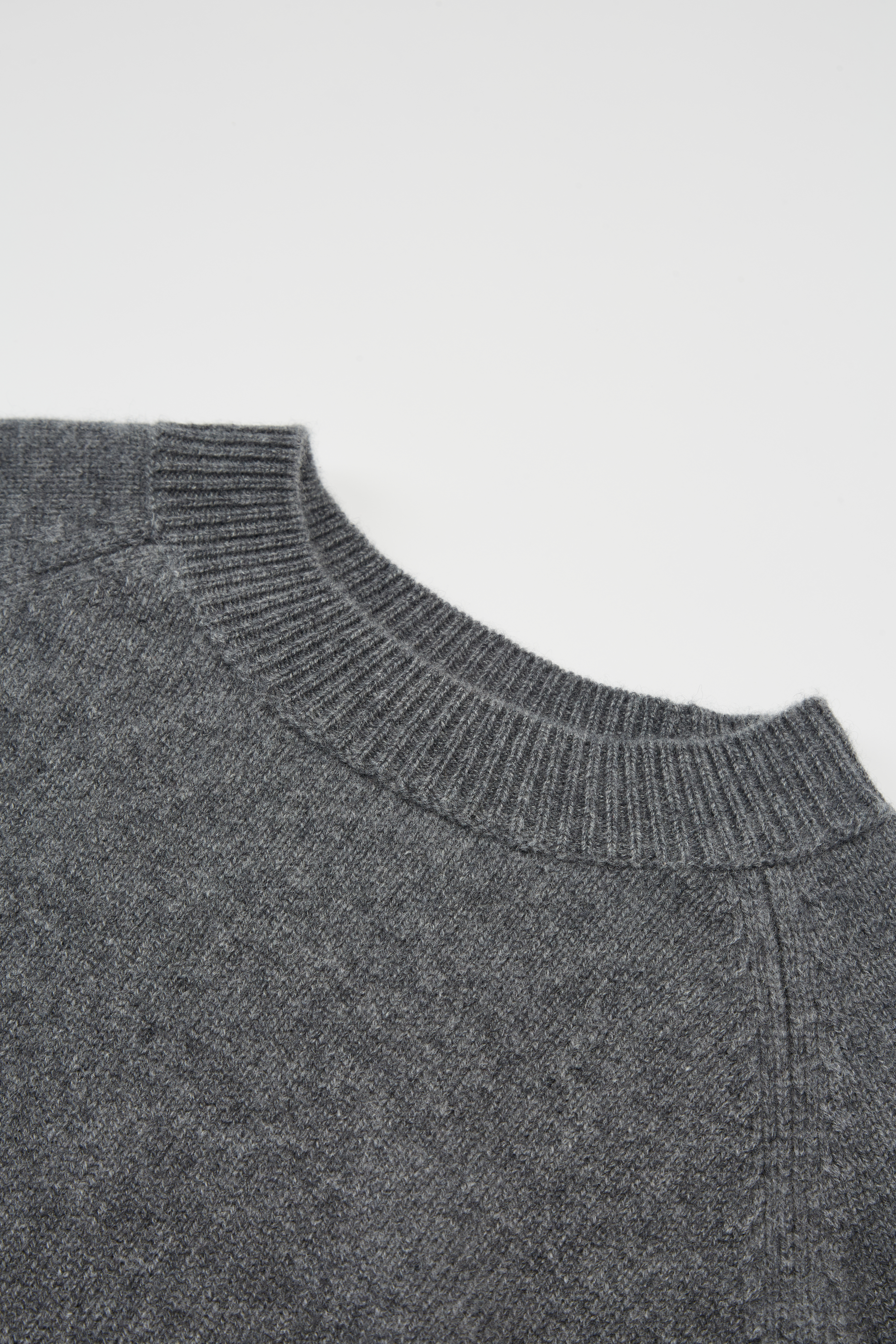 Pull à cou de l'équipage gris