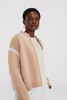 Veste de bombardier en tricot en cachemire beige avec garniture blanche