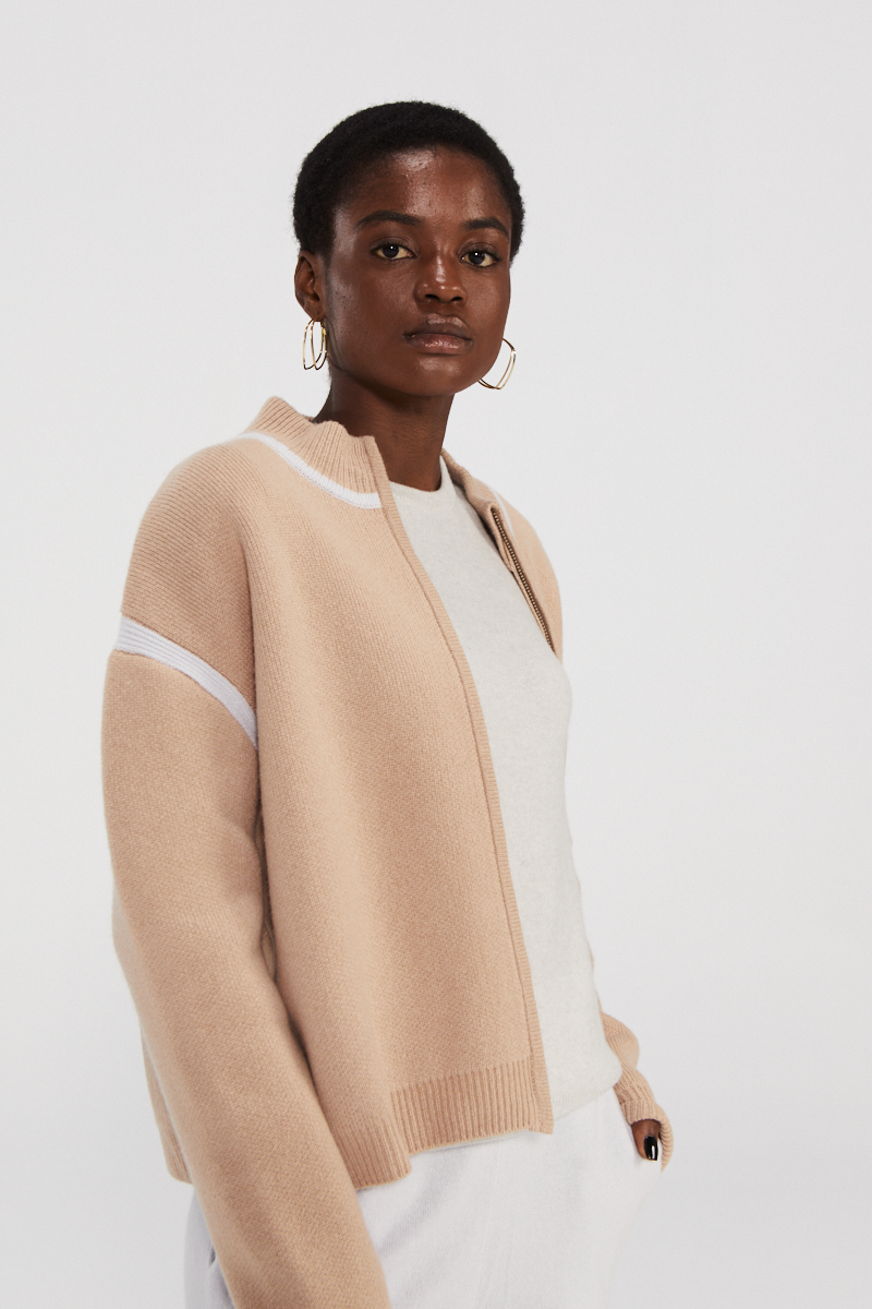 Veste de bombardier en tricot en cachemire beige avec garniture blanche