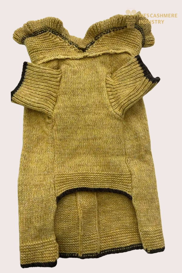 Pull pour animaux de compagnie à col volanté 7GG avec appliqué ours au crochet | OEM de tricots artisanaux pour animaux de compagnie