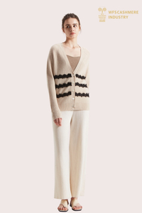 Cardigan boutonné col V en pur cachemire pour femme avec rayures blé | Fabricant OEM de tricots personnalisés