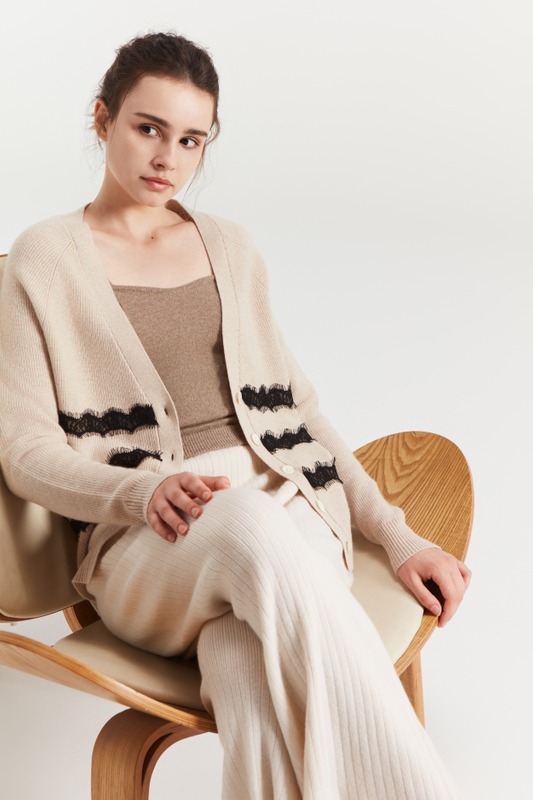Un cardigan, trois looks&nbsp;: ma&icirc;triser la transition du d&eacute;contract&eacute; au formel