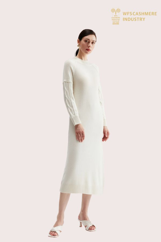 Luxueuse robe tricotée 100 % cachemire pour un confort ultime.